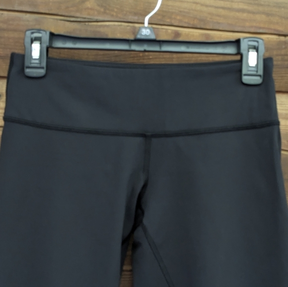 Lululemon Woman's Yoga Align Crop Leggings 25" Inseam, size 6 Black - Picture 6 of 10